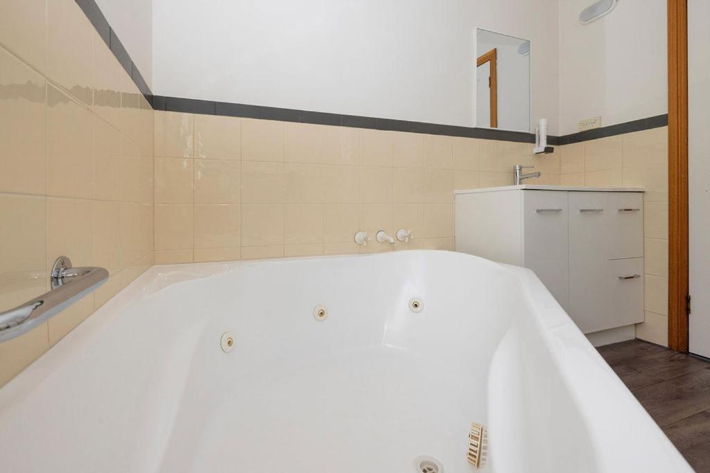 Kitty'S Cottages - Managed By Big4 Strahan Holiday Retreat Eksteriør bilde